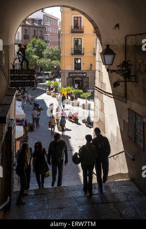 Der Arco de Los Cuchilleros, führt von der Plaza Mayor im Zentrum von Madrid. Spanien. Stockfoto