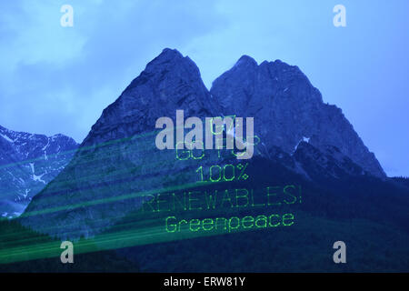 Garmisch Partenkirchen, Deutschland. 8. Juni 2015. Greenpeace-Aktivisten verwenden Laserstrahlen projiziere den Slogan "G7 gehen für 100 Prozent erneuerbare Energien. Greenpeace "auf die Berge in der Nähe von Garmisch Partenkirchen, Deutschland, Anfang 8. Juni 2015. Führungskräfte aus den Vereinigten Staaten, Großbritannien, Frankreich, Deutschland, Italien, Kanada und Japan - die sieben führenden Industrienationen (G7) - treffen um die Weltwirtschaft, als auch ausländische, Sicherheits- und Entwicklungspolitik fortgesetzt auf Schloss Elmau, Bayern, am 07 und 08 Juni als Höhepunkt der deutschen Ratspräsidentschaft der G7 zu diskutieren. Foto: Felix Kästle/Dpa/Alamy Live News Stockfoto