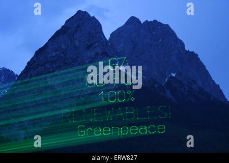 Garmisch Partenkirchen, Deutschland. 8. Juni 2015. Greenpeace-Aktivisten verwenden Laserstrahlen projiziere den Slogan "G7 gehen für 100 Prozent erneuerbare Energien. Greenpeace "auf die Berge in der Nähe von Garmisch Partenkirchen, Deutschland, Anfang 8. Juni 2015. Führungskräfte aus den Vereinigten Staaten, Großbritannien, Frankreich, Deutschland, Italien, Kanada und Japan - die sieben führenden Industrienationen (G7) - treffen um die Weltwirtschaft, als auch ausländische, Sicherheits- und Entwicklungspolitik fortgesetzt auf Schloss Elmau, Bayern, am 07 und 08 Juni als Höhepunkt der deutschen Ratspräsidentschaft der G7 zu diskutieren. Foto: Felix Kästle/Dpa/Alamy Live News Stockfoto