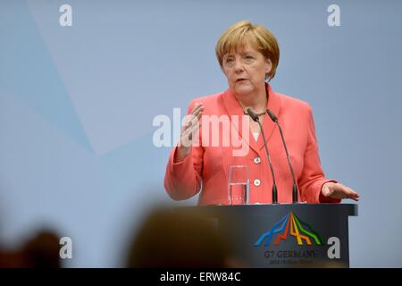 Garmisch-Partenkirchen, Deutschland.  8. Juni 2015. Bundeskanzlerin Angela Merkel spricht auf der Pressekonferenz am Finaltag des G7-Gipfels auf Schloss Elmau 8. Juni 2015 in der Nähe von Garmisch-Partenkirchen, Deutschland. Stockfoto