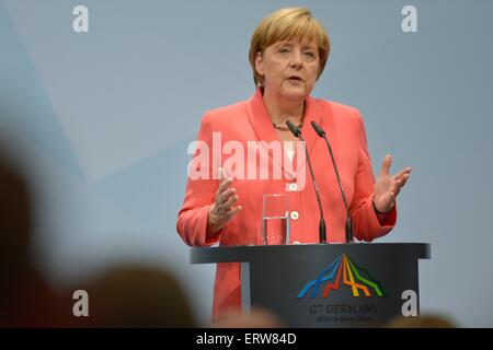 Garmisch-Partenkirchen, Deutschland.  8. Juni 2015. Bundeskanzlerin Angela Merkel spricht auf der Pressekonferenz am Finaltag des G7-Gipfels auf Schloss Elmau 8. Juni 2015 in der Nähe von Garmisch-Partenkirchen, Deutschland. Stockfoto