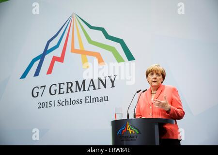 Garmisch-Partenkirchen, Deutschland.  8. Juni 2015. Bundeskanzlerin Angela Merkel spricht auf der Pressekonferenz am Finaltag des G7-Gipfels auf Schloss Elmau 8. Juni 2015 in der Nähe von Garmisch-Partenkirchen, Deutschland. Stockfoto