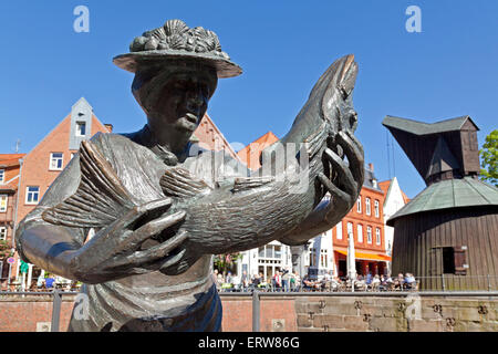 Statue von einem Fischhändler, alten Kran, alten Hafen, Stade, Niedersachsen, Deutschland Stockfoto