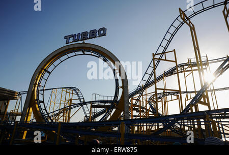 Brighton UK Juni 2015 - The Turbo Festplatz Achterbahn fahren auf Brighton Pier, früher bekannt als das Palace Pier Stockfoto