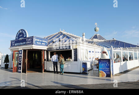 Das "Palm Court" Fish &amp; Chips Restaurant und nehmen auf Brighton Pier, früher bekannt als das Palace Pier entfernt Stockfoto