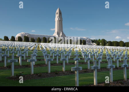 Französische Nationalfriedhof von Douaumont mit Beinhaus von Douaumont, Verdun Stockfoto