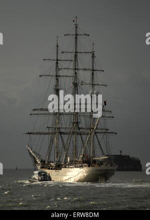 AJAXNETPHOTO. 8. OKTOBER 2014. PORTSMOUTH, ENGLAND. -TRAINING SCHIFF FÄHRT - DIE OMANISCHE MARINE GROßSEGLER STV SHABAB OMAN 2 VERLÄSST PORTSMOUTH UNTER DRAMATISCHEN HIMMEL. FOTO: TONY HOLLAND/AJAX REF: DTH140810 1199 Stockfoto