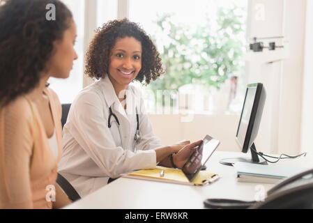 Arzt und Patient mit digital-Tablette in office Stockfoto