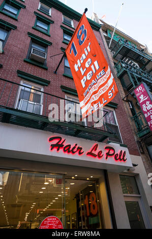 Haare Le Pell, ein Friseur mit Haar-Stylisten auf Pell Street in Chinatown in New York City, eine Straße mit vielen Friseurläden Stockfoto
