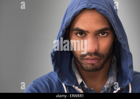 Ernsthafte Hispanic Mann trägt hoodie Stockfoto