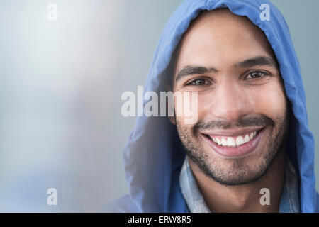 Lächelnder Hispanic Mann tragen hoodie Stockfoto