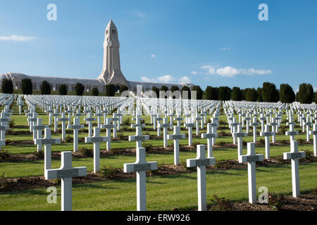 Französische Nationalfriedhof von Douaumont mit Beinhaus von Douaumont, Verdun Stockfoto