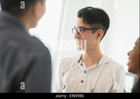 Lächelnden Freunde sprechen Stockfoto