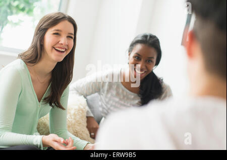 Lächelnden Freunde sprechen Stockfoto