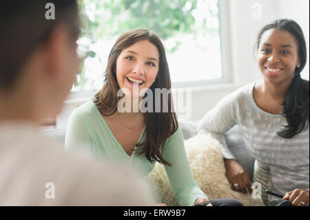 Lächelnden Freunde sprechen Stockfoto