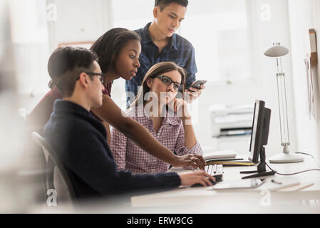 Geschäftsleute, die gemeinsam am computer Stockfoto