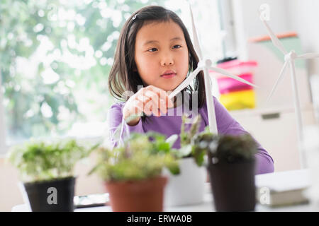 Chinesische Studenten untersuchen Modell Windkraftanlage in Science-lab Stockfoto