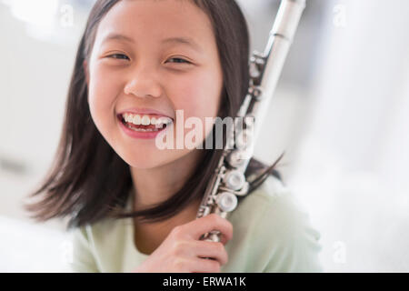 Lächelnde Chinesin mit Querflöte Stockfoto