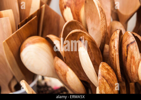 Holzlöffel auf dem Display zum Verkauf auf einer lokalen Messe Stockfoto