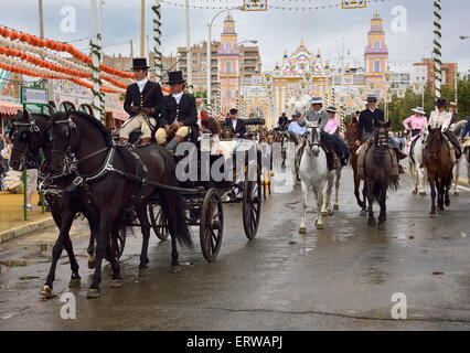 Pferd gezeichneten Wagen und Frauen auf Horse Riding sidesaddle on Antonio Bienvenida Straße Main Gate 2015 Sevilla April Fair Stockfoto
