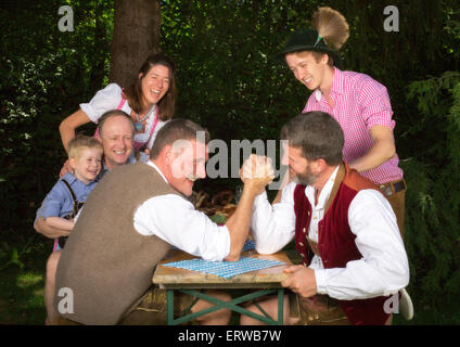 zwei bayerische Männer Drücken der Hände, während Leute zu beobachten Stockfoto