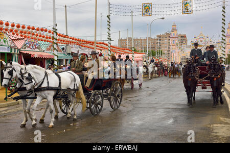 Parade der Pferd Wagen auf Antonio Bienvenida Straße mit Casetas und Main Gate 2015 Sevilla April Fair gezeichnet Stockfoto