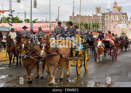 Linie des Pferdes Wagen mit Familien und Fahrer auf der Main Gate 2015 Sevilla April Messe Stockfoto