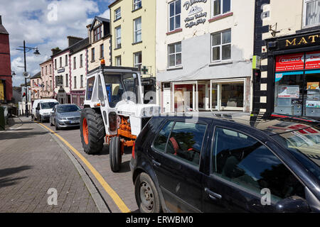 Traktor in Parkplatz im Zentrum der Stadt Diamant Klone Grafschaft Monaghan Irland geparkt Stockfoto