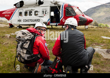 Ein Welsh Such- und Rettungshunde-Team bereiten einen Rettungshubschrauber Bristows S-92 während einer Übung an Bord Stockfoto