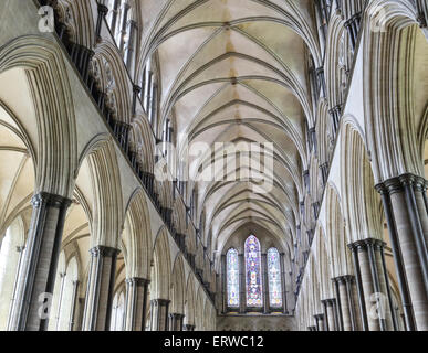 Salisbury, Wiltshire, UK. 7. Juni 2015. Sommersonne am historischen Kathedrale von Salisbury, Salisbury, Wiltshire auf Sonntag, 7. Juni 2015 Credit: KEITH MAYHEW/Alamy Live News Stockfoto