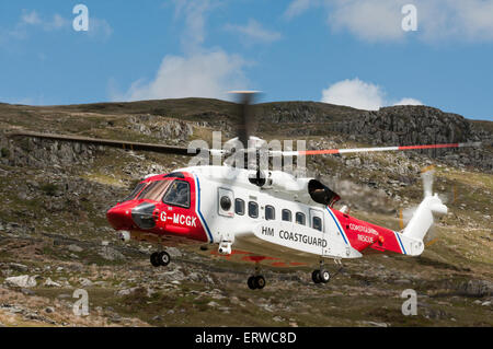 Ein Bristow S-92 Rettungshubschrauber landen im Ogwen Valley, als der Küstenwache übernehmen Rettung aus der RAF in Wales. Stockfoto