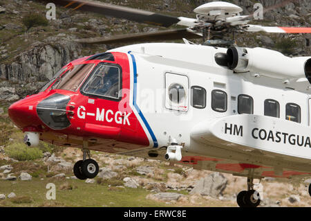 Ein Rettungshubschrauber Bristows S-92 Landung im Ogwen Valley, wie Bristows von der RAF in Wales die Rescue-Aufgaben übernehmen. Stockfoto