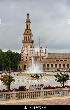 Nordturm und Vicente Traver Brunnen mit Pferd und Wagen an Plaza de Espana in Sevilla Stockfoto