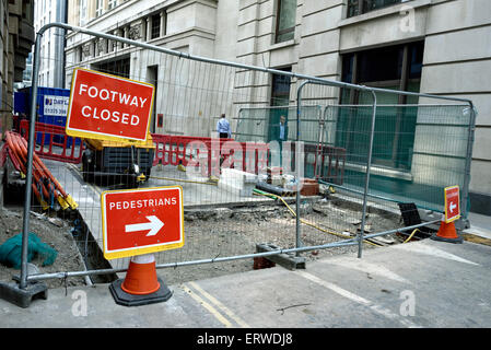 Gehweg geschlossen Zeichen mit bedienbarer Schild Umleitung Fußgänger herum Straßenarbeiten, City of London, England-Großbritannien-UK Stockfoto