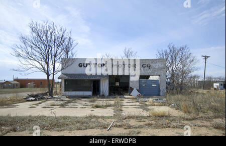 Das alte Guyton Motor Company Servicecenter entlang der Route 66 in Texas. Stockfoto