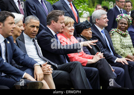 Garmisch-Partenkirchen, Deutschland. 8. Juni 2015. Bundeskanzlerin Angela Merkel (4. R), der britische Premierminister David Cameron (4 L) und US-Präsident Barack Obama (3. L) werden während des G7-Gipfels auf dem Schloss Elmau bei Garmisch-Partenkirchen, Süddeutschland, am 8. Juni 2015 gesehen. G7-Gipfel hier am 8. Juni abgeschlos- Bildnachweis: Xinhua/Alamy Live-Nachrichten Stockfoto