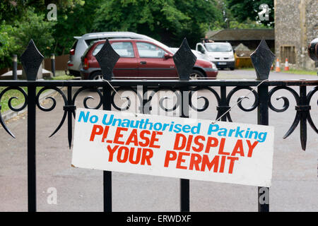 Keine unberechtigte Parken Display Your gestatten Sie Zeichen auf Tore am Eingang Kirche Parkplatz zur Verfügung. Stockfoto