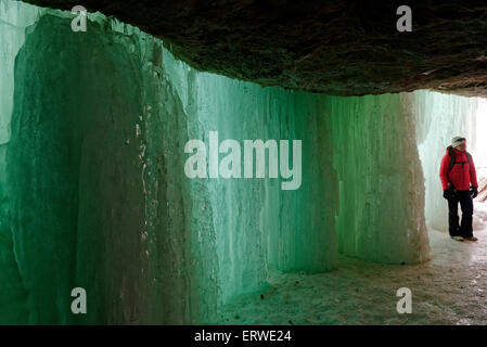 Fantastische Eiszapfen in einem gefrorenen Wasserfall in Quebec, Kanada Stockfoto