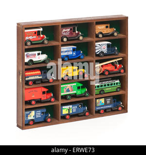 Sammlung von Vintage Diecast-Modellautos / vans in Vitrine Stockfoto