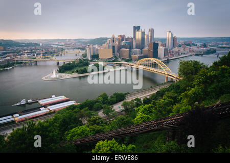 Abends Blick auf Pittsburgh vom oberen Rand der Duquesne Incline in Mount Washington, Pittsburgh, Pennsylvania. Stockfoto