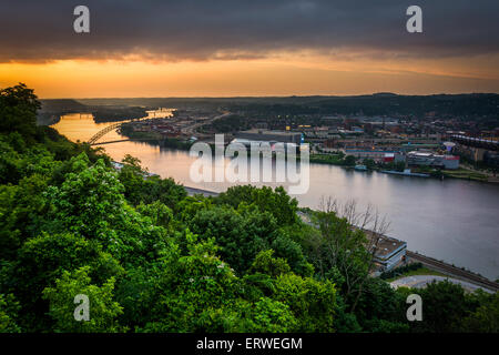 Sonnenuntergang über den Ohio River in Pittsburgh, Pennsylvania. Stockfoto