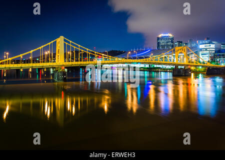 Der Andy-Warhol-Brücke über den Allegheny River in der Nacht, in Pittsburgh, Pennsylvania. Stockfoto