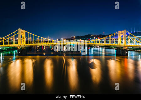 Der Andy-Warhol-Brücke über den Allegheny River in der Nacht, in Pittsburgh, Pennsylvania. Stockfoto