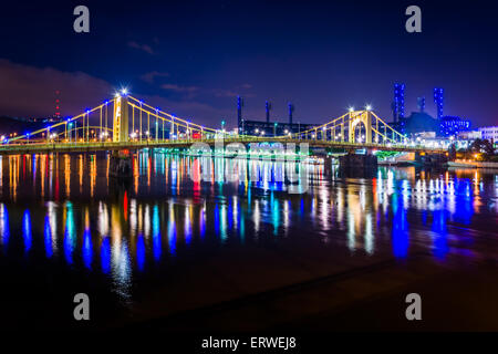 Der Roberto Clemente Bridge bei Nacht, in Pittsburgh, Pennsylvania. Stockfoto