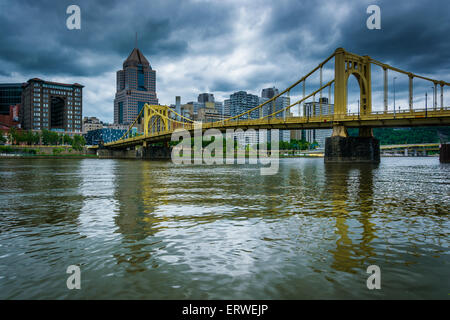 Die Skyline und Roberto Clemente Bridge, gesehen von der Allegheny Landung, an der Nordküste, in Pittsburgh, Pennsylvania. Stockfoto