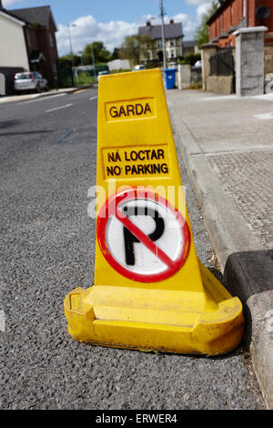 Garda Kegel kein Parkplatz-Verkehr auf einer Straße in Irland Klone Grafschaft monaghan Stockfoto