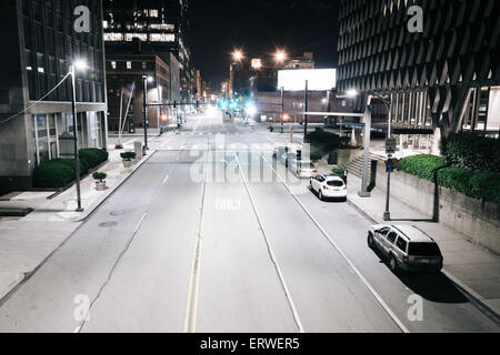 Blick auf den Boulevard der Alliierten in der Nacht, in Pittsburgh, Pennsylvania. Stockfoto