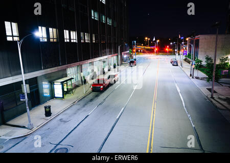 Blick auf den Boulevard der Alliierten in der Nacht, in Pittsburgh, Pennsylvania. Stockfoto