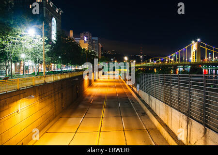 Blick auf Fort Duquesne Boulevard in der Nacht, in Pittsburgh, Pennsylvania. Stockfoto