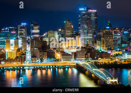 Blick von Pittsburgh bei Nacht von Grandview Avenue in Mount Washington, Pittsburgh, Pennsylvania. Stockfoto